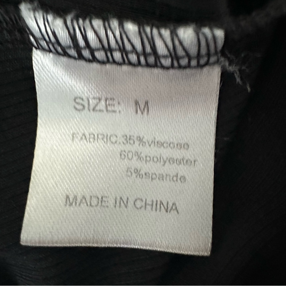 Black ribbed bodysuit with ruffled cap sleeves medium - Picture 4 of 6